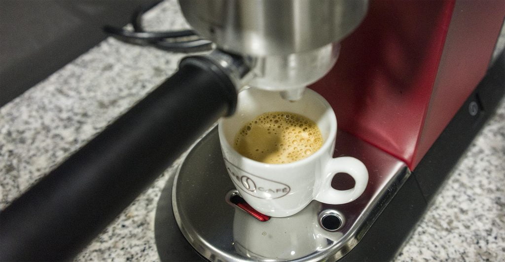 Sacando un espresso con la De'Longhi Dedica