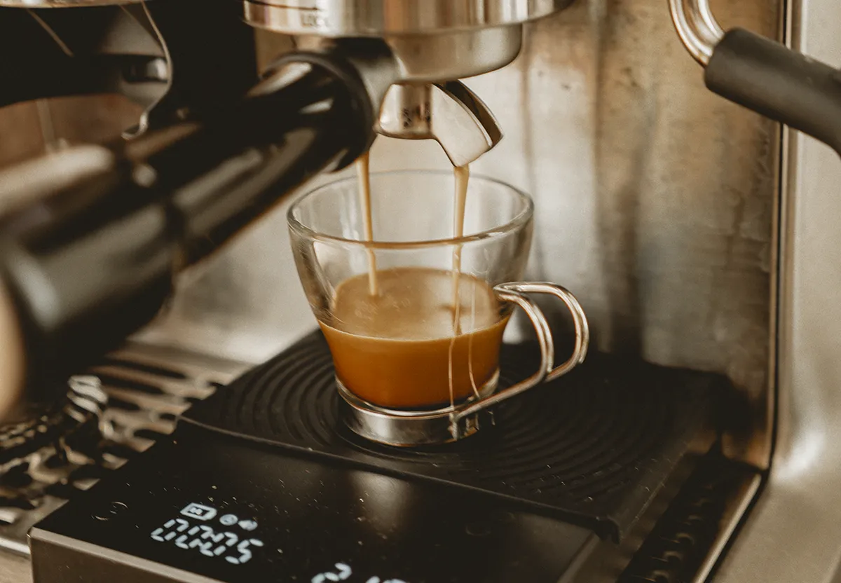 Crema with non-pressurized filter