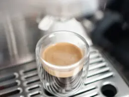 Taza de espresso recién servida