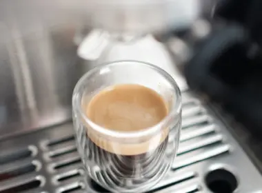Taza de espresso recién servida