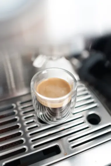 Taza de espresso recién servida