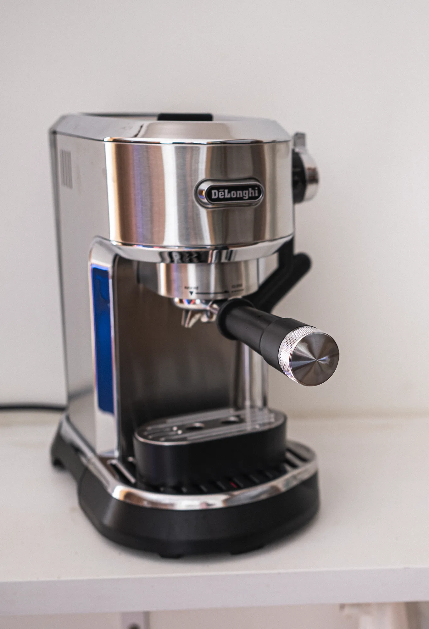 Foto frontal de la De'Longhi Dedica Maestro Plus