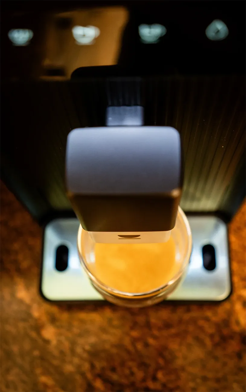 Imagen de la Incapto Aura sirviendo café