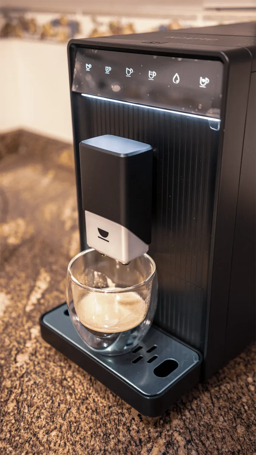 Imagen de la Incapto Aura sirviendo café americano