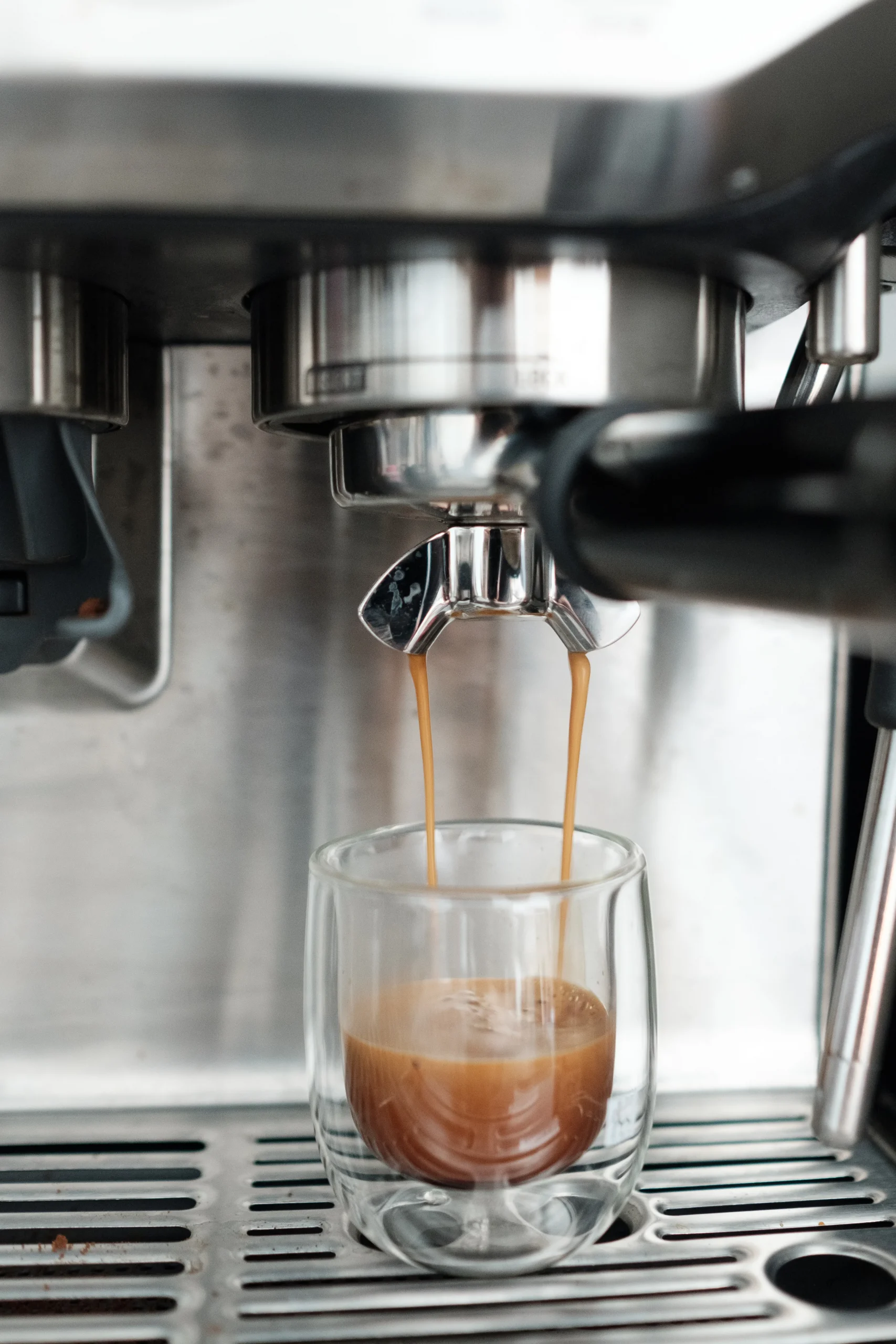 Imagen de la Barista Express sirviendo espresso