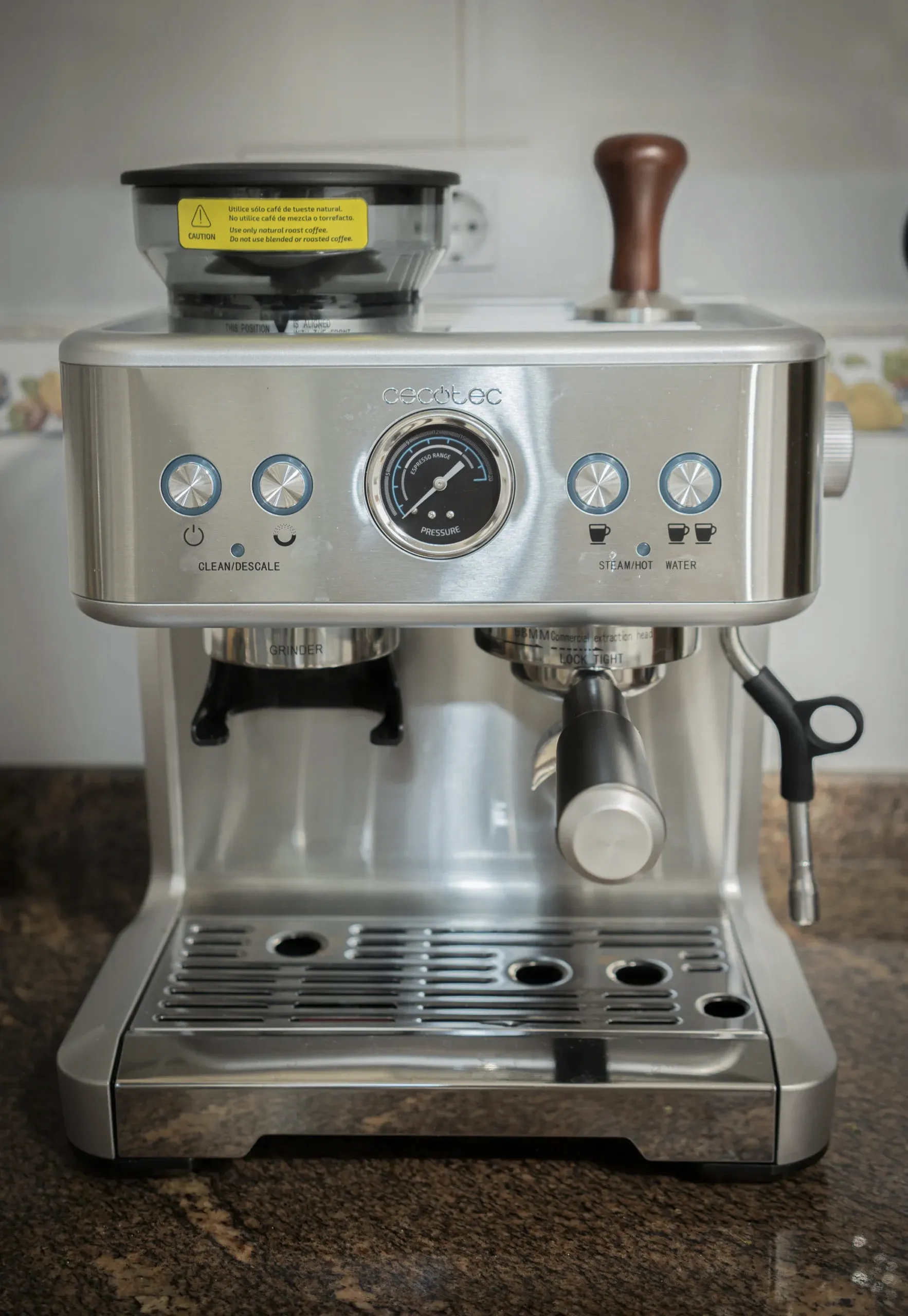 Vista frontal de la Cecotec Power Espresso 20 Barista Maestro