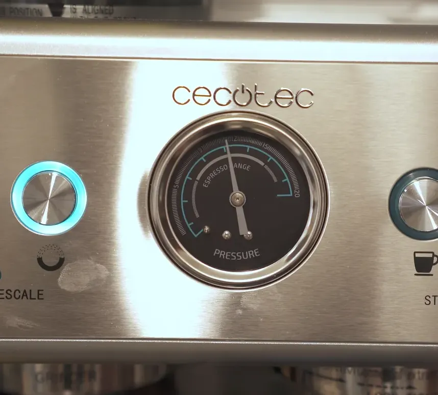 Imagen del manómetro de la Power Espresso 20 Barista Maestro durante una extracción de café