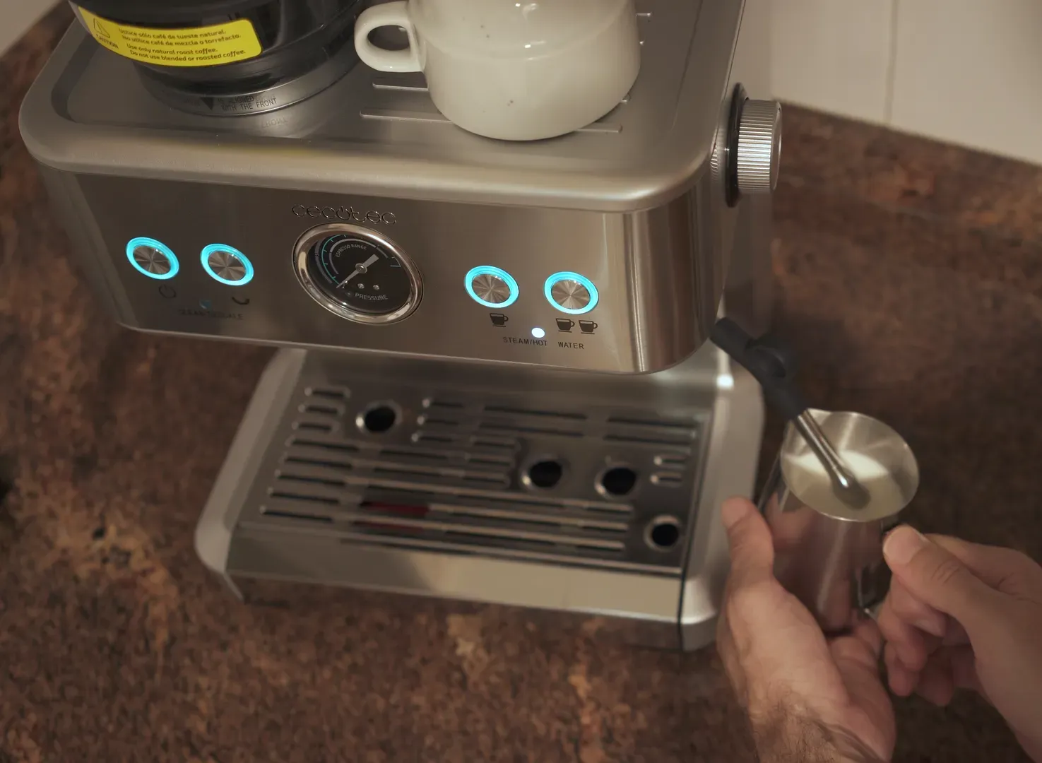 Texturización de leche con el vaporizador de la Power Espresso 20 Barista Maestro.