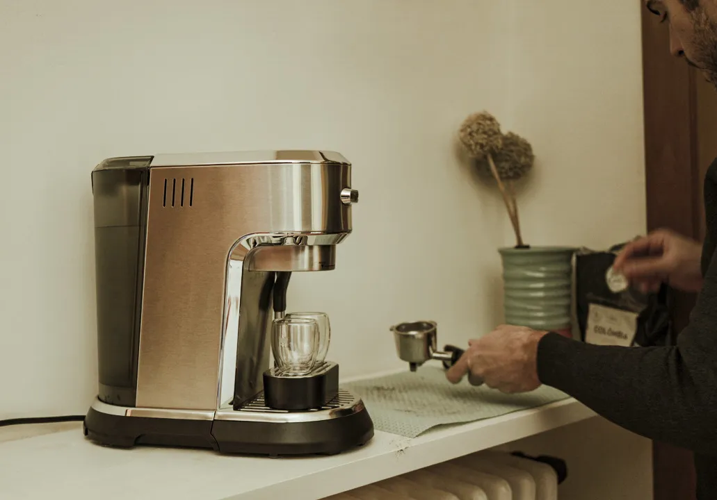 Preparando café con la Dedica Maestro Plus