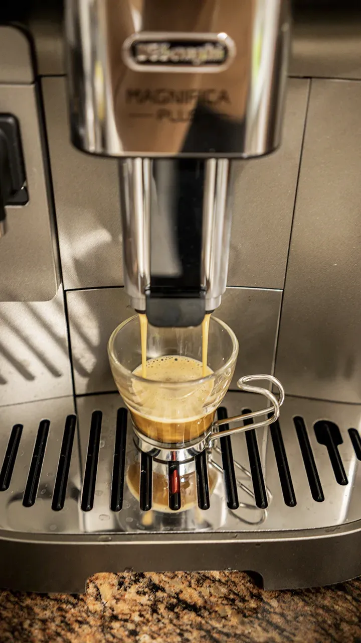 De'Longhi Magnifica Plus serving espresso