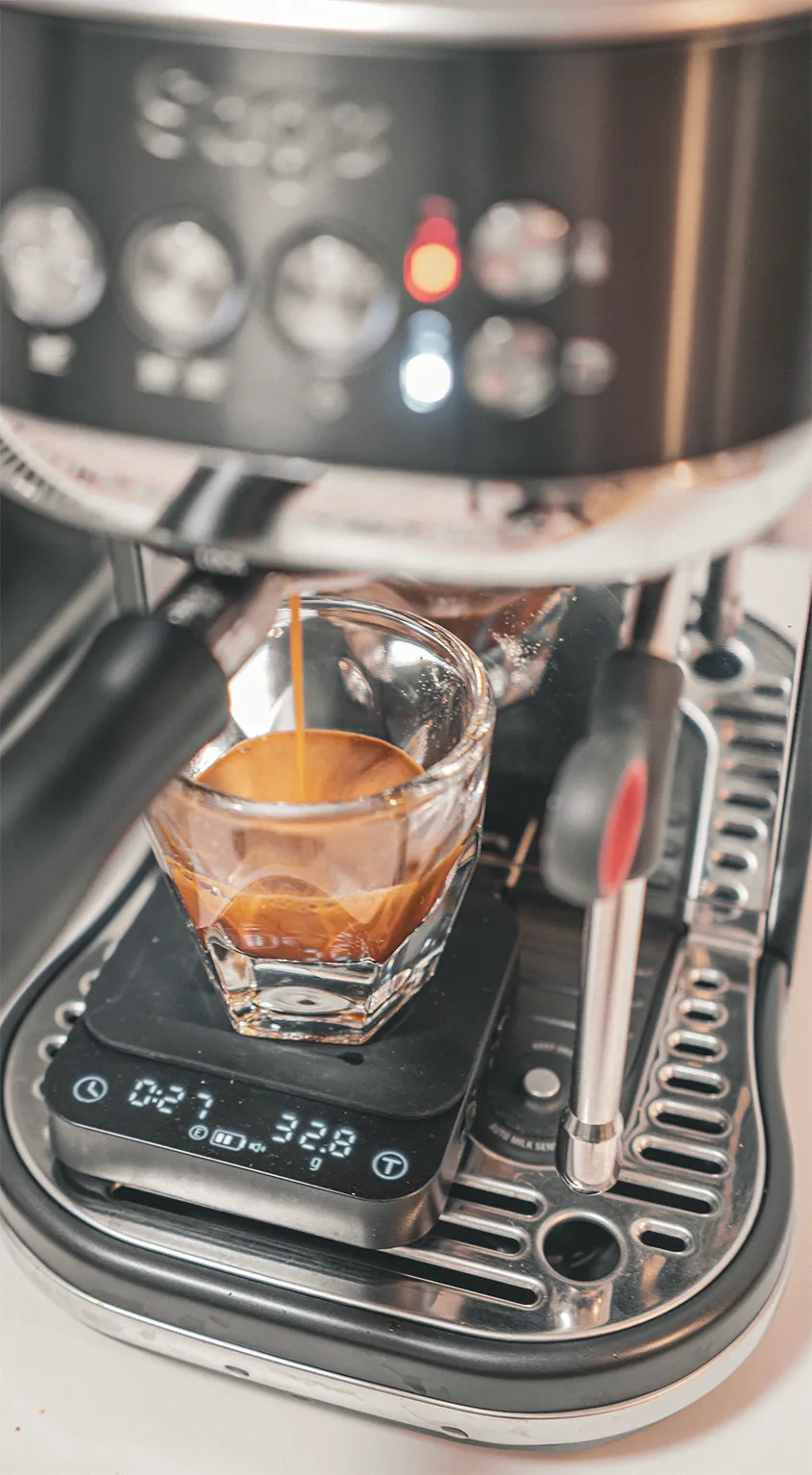 Image of the Bambino Plus extracting espresso.