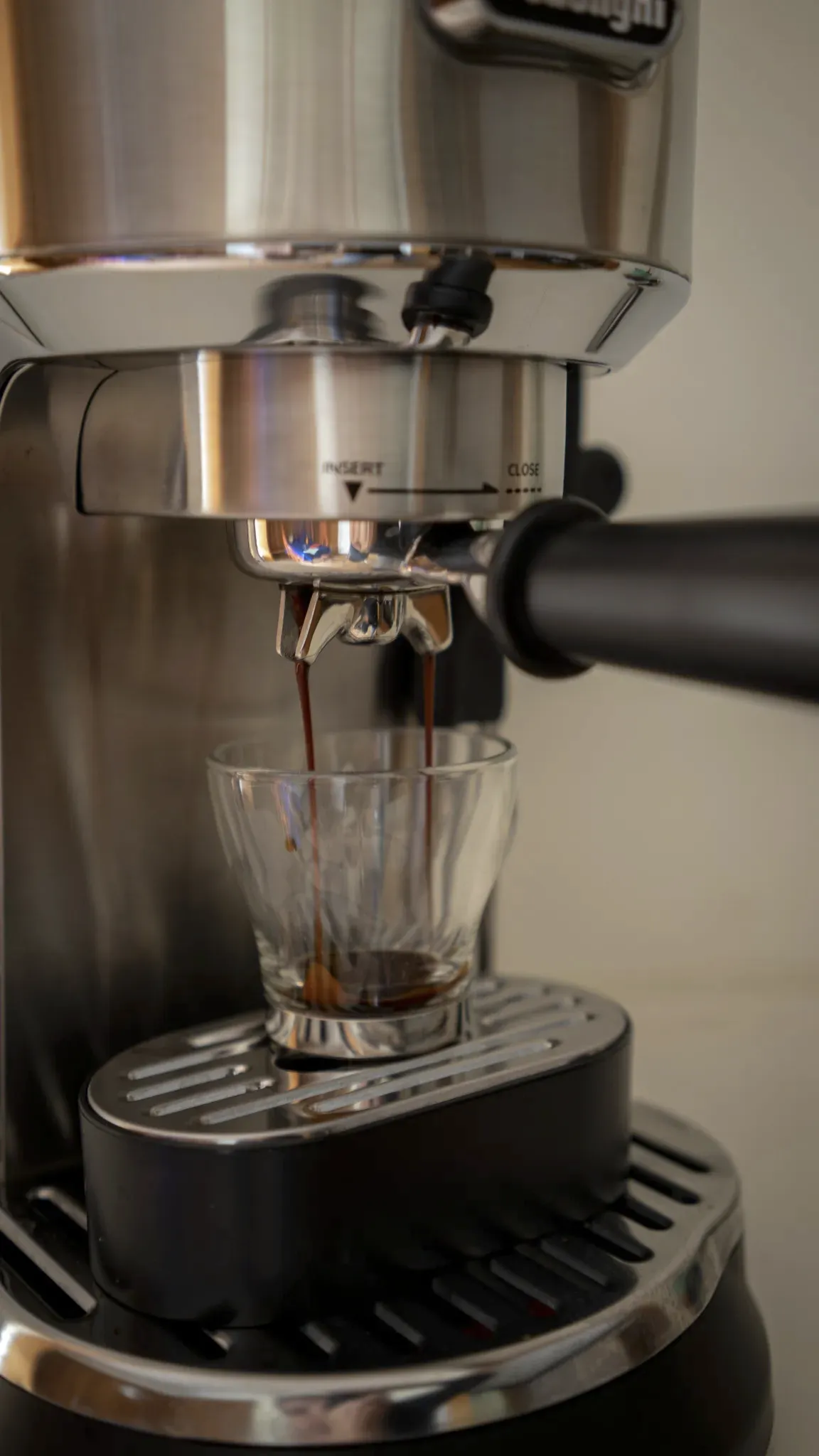 Dedica Maestro Plus brewing espresso