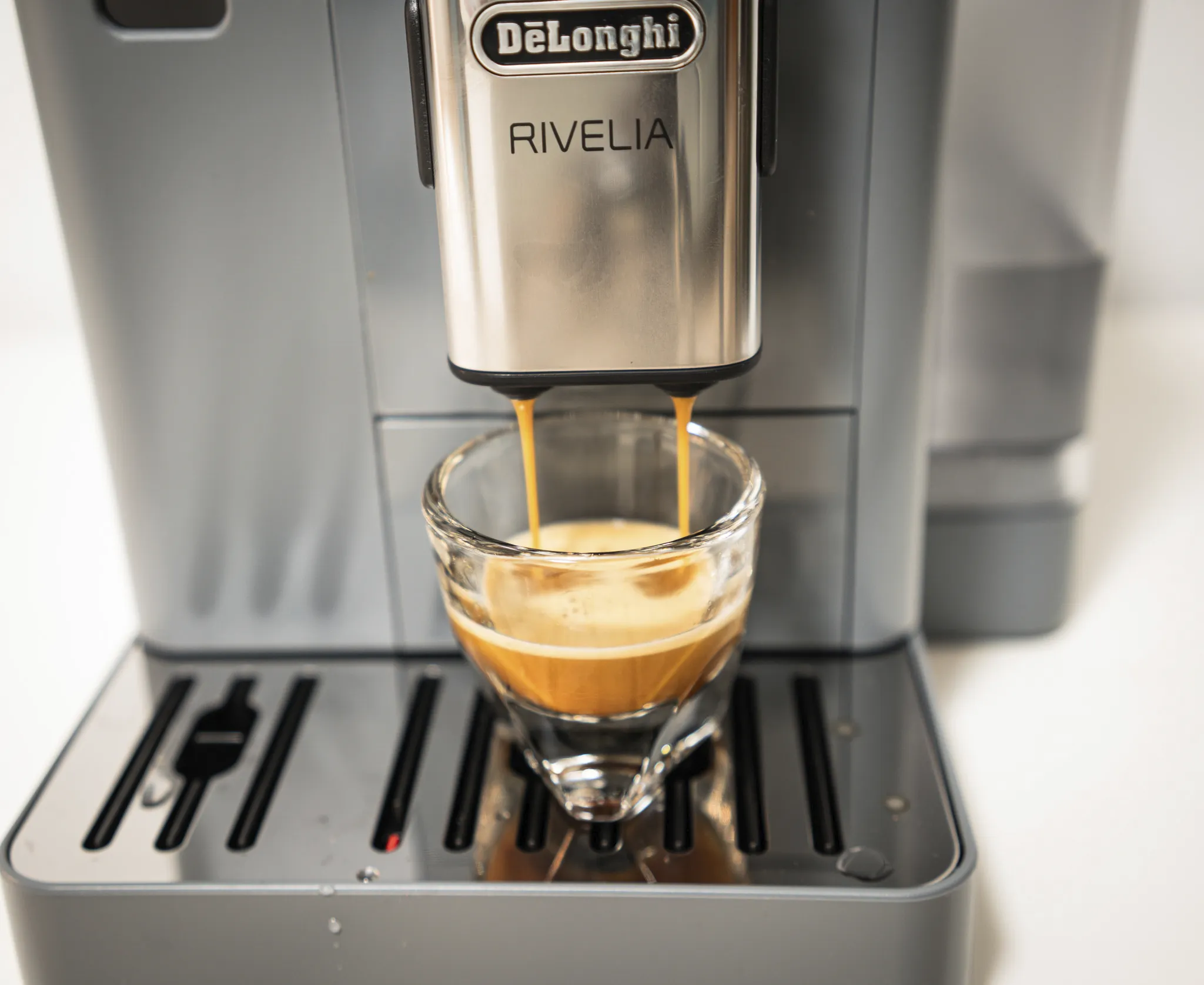 Imagen de la De'Longhi Rivelia sirviendo espresso. 