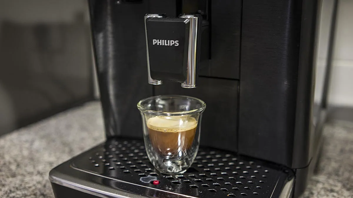Imagen de una cafetera Philips sirviendo espresso.