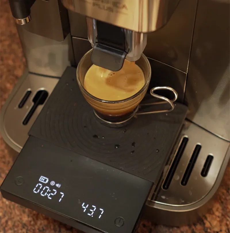 Imagen de la Magnifica Plus sirviendo café