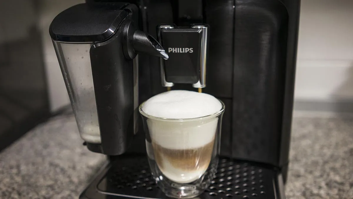 Cafetera Philips espumando leche. 
