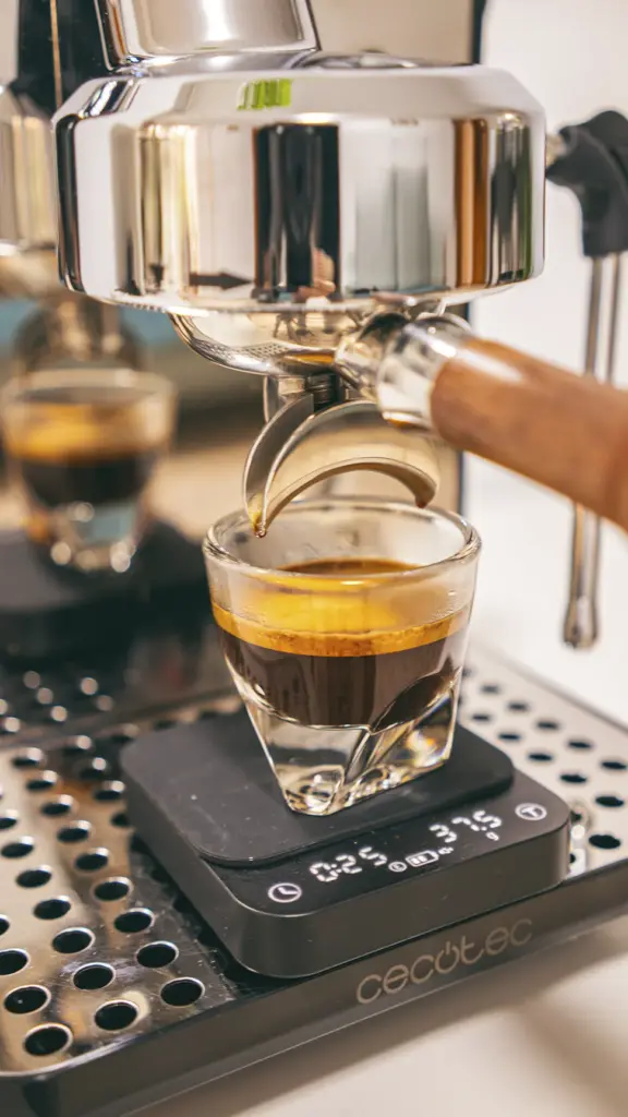 Image of a freshly extracted espresso with the Gemilai Owl.