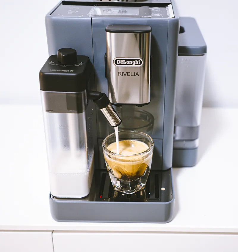 De'Longhi Rivelia espumando leche
