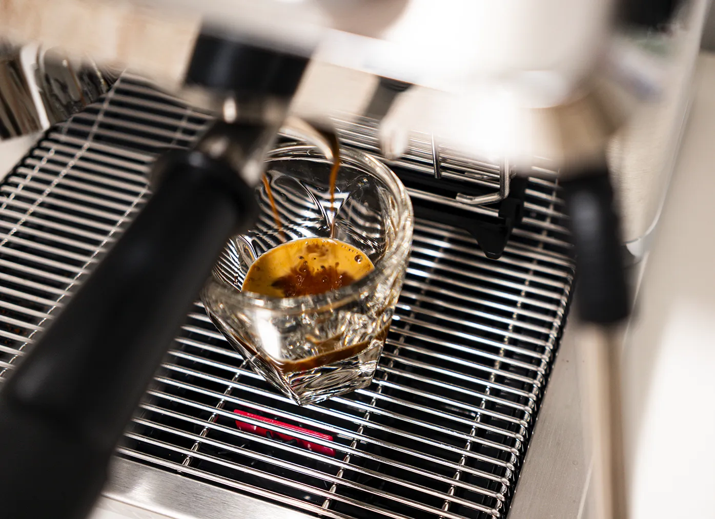 Extrayendo café largo en la Specialista Opera