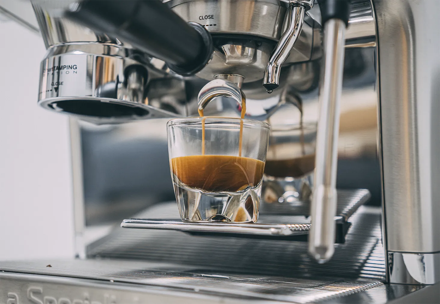 Espresso extraction on the De'Longhi Specialista Opera