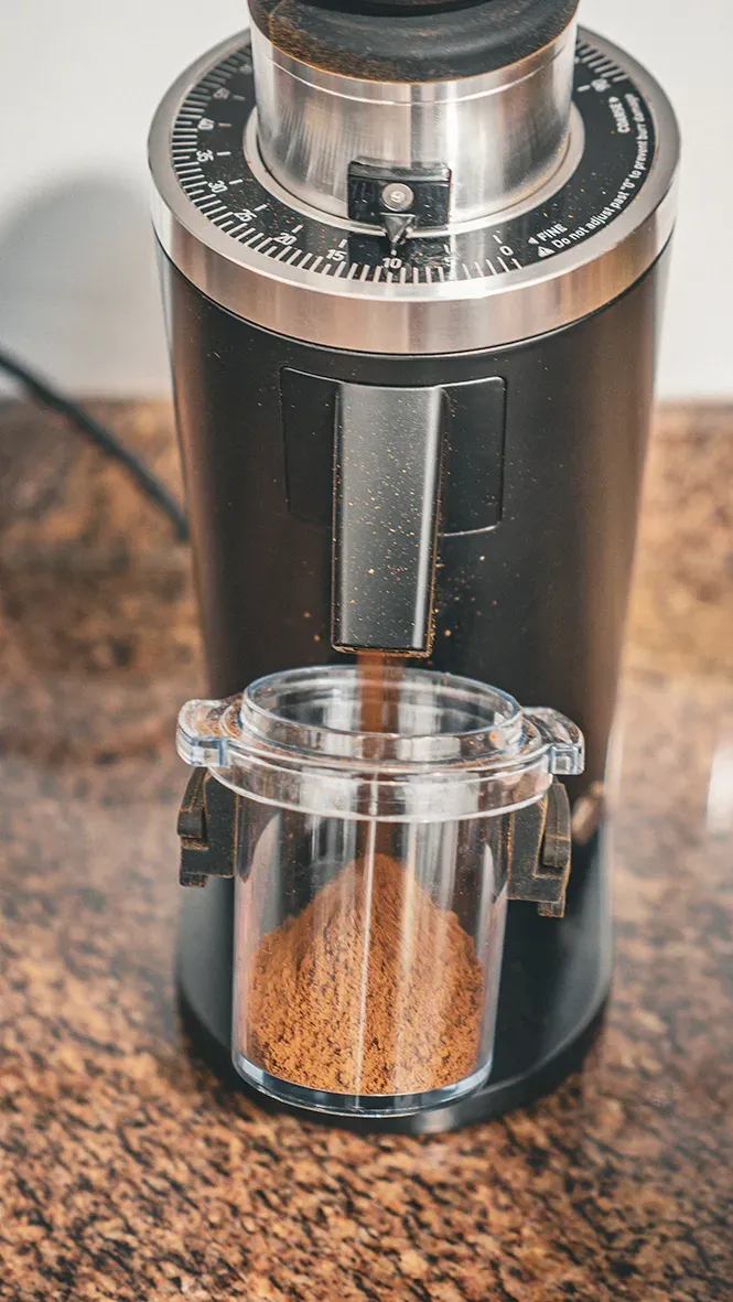 Molinillo DF54 moliendo café